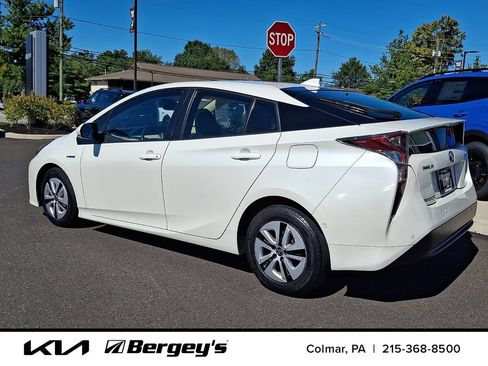 Used 2017 Toyota Prius Four FWD image 8