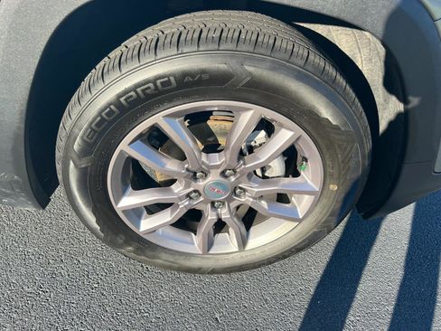 Used 2023 GMC Terrain SLT image 34