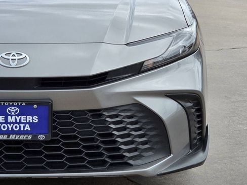 Used 2025 Toyota Camry SE FWD image 4