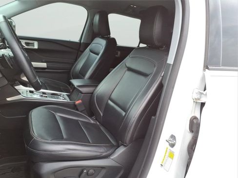 Used 2021 Ford Explorer XLT w/ Equipment Group 202A AWD/4WD image 12