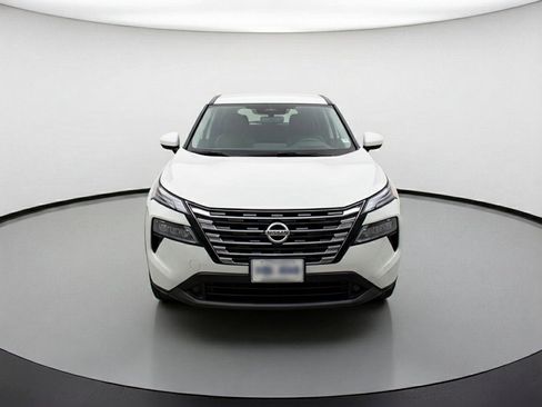 Used 2025 Nissan Rogue SV image 2