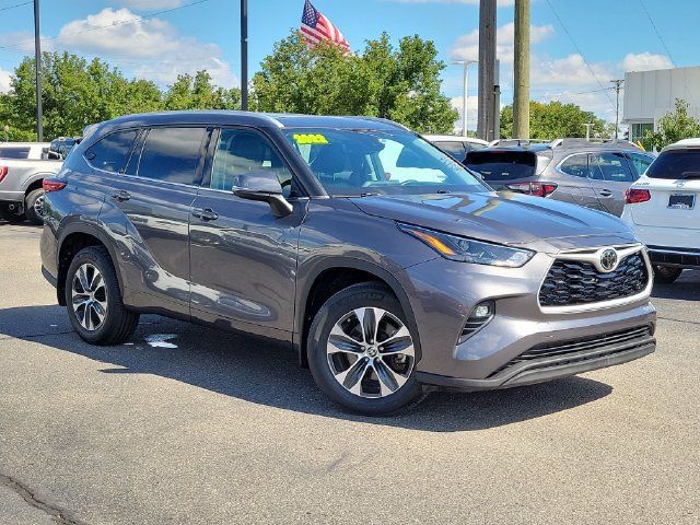 Used 2022 Toyota Highlander XLE AWD/4WD image 32