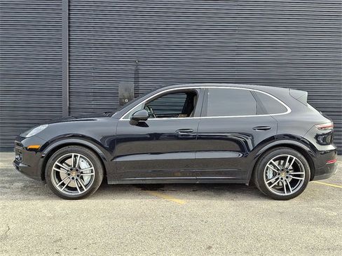 Used 2022 Porsche Cayenne Turbo image 2