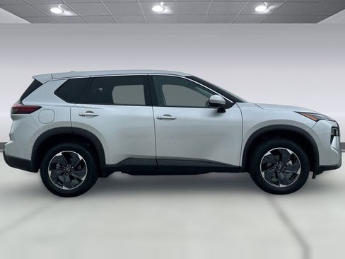 Used 2025 Nissan Rogue SV FWD image 8