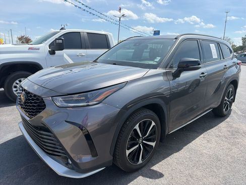 Used 2022 Toyota Highlander XSE image 2