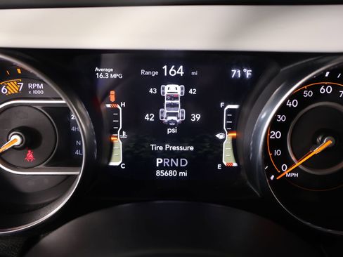 Used 2019 Jeep Wrangler Unlimited Sahara image 4