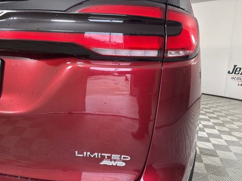 Used 2021 Chrysler Pacifica Limited w/ Uconnect Theater Family Group image 38