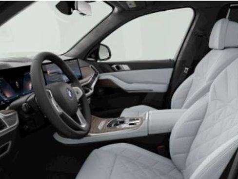 Certified 2025 BMW X7 xDrive40i w/ Premium Package image 2