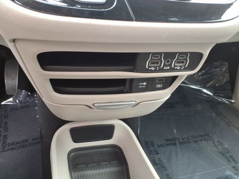 Used 2022 Chrysler Pacifica Touring-L FWD image 19