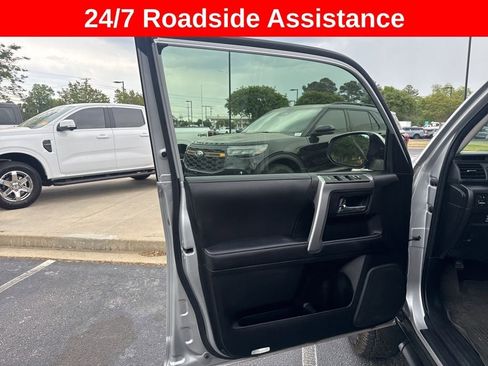 Used 2022 Toyota 4Runner SR5 AWD/4WD image 5