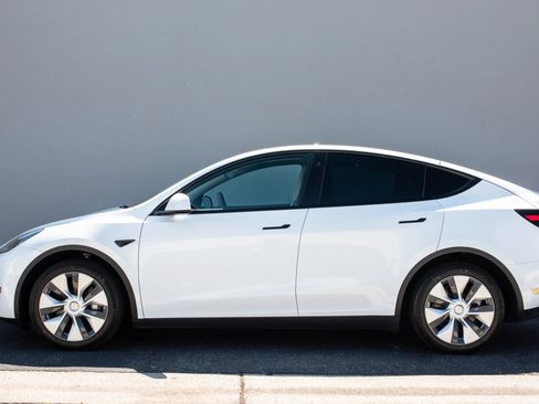Used 2021 Tesla Model Y Long Range image 8