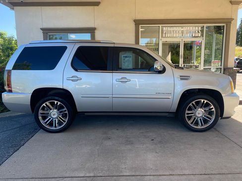 Used 2013 Cadillac Escalade Premium AWD/4WD image 6