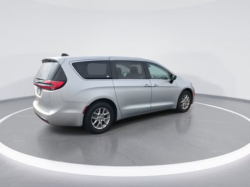 Used 2024 Chrysler Pacifica Touring-L image 8