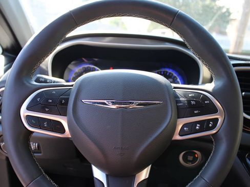 Used 2025 Chrysler Pacifica Select FWD image 12