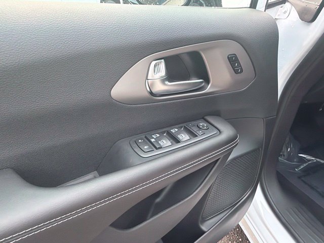 New 2027 Chrysler Pacifica Select AWD/4WD image 18