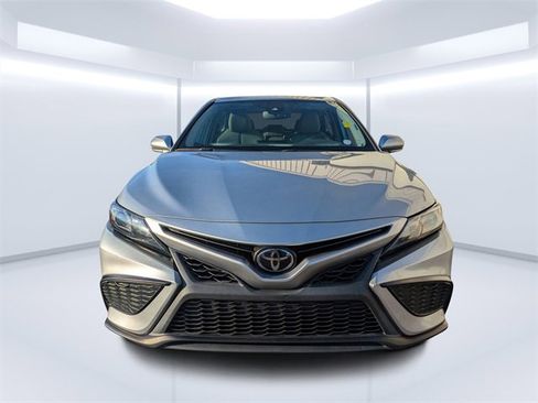 Used 2022 Toyota Camry SE image 8