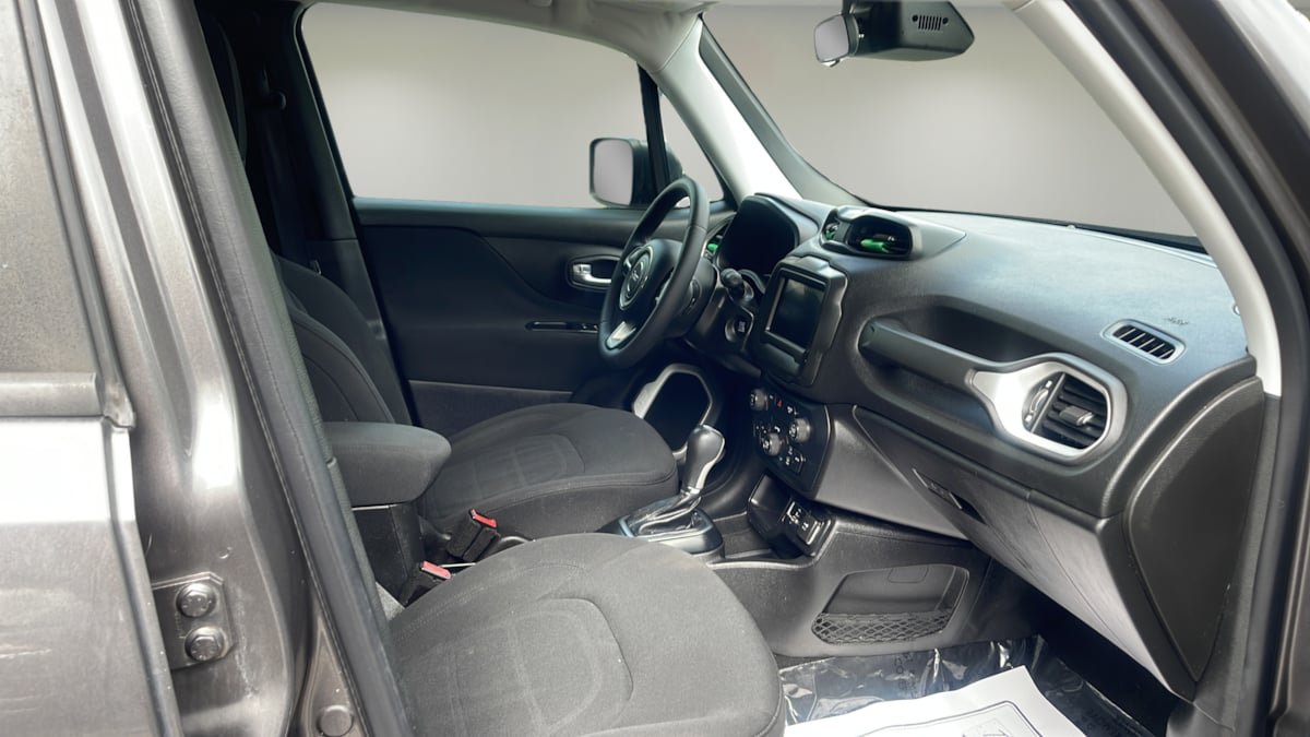 Used 2018 Jeep Renegade Latitude FWD image 9