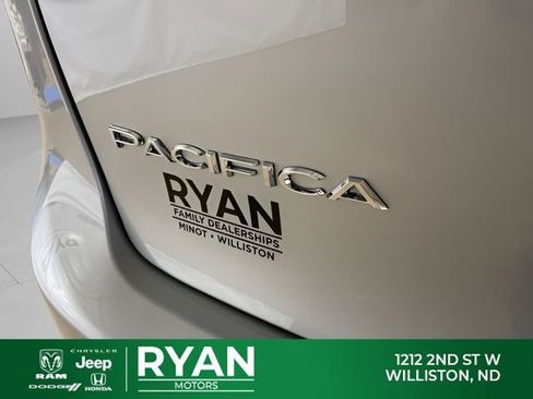 New 2026 Chrysler Pacifica Select AWD/4WD image 12
