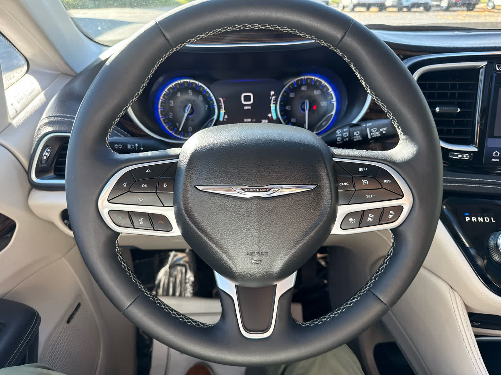 Used 2024 Chrysler Pacifica Limited w/ Uconnect Theater Family Group FWD image 25
