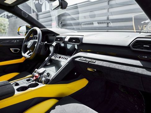 Used 2021 Lamborghini Urus AWD/4WD image 40