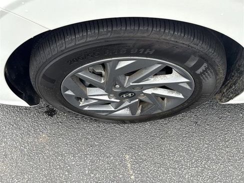 Used 2024 Hyundai Elantra SEL image 13