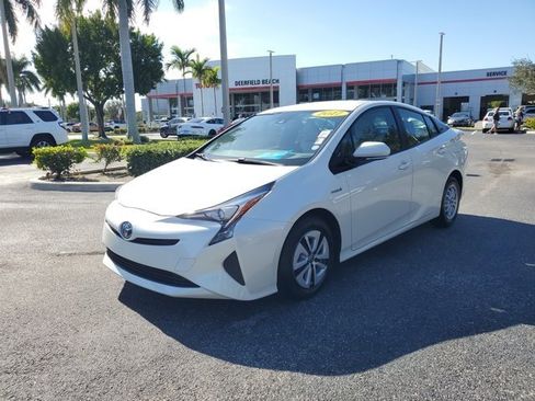 Used 2017 Toyota Prius Four image 2
