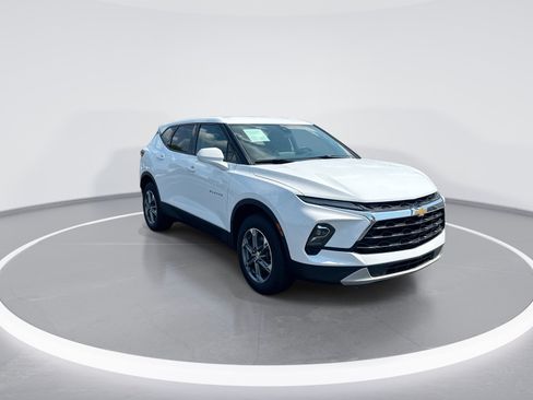 Used 2025 Chevrolet Blazer LT FWD image 2