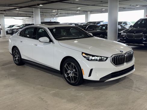 Used 2025 BMW i5 eDrive40i w/ Premium Package RWD image 2