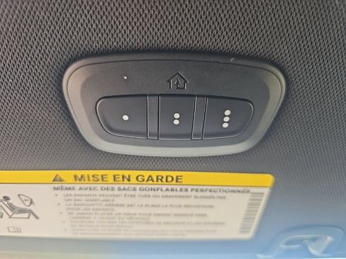 Used 2025 Chrysler Pacifica Select FWD image 18