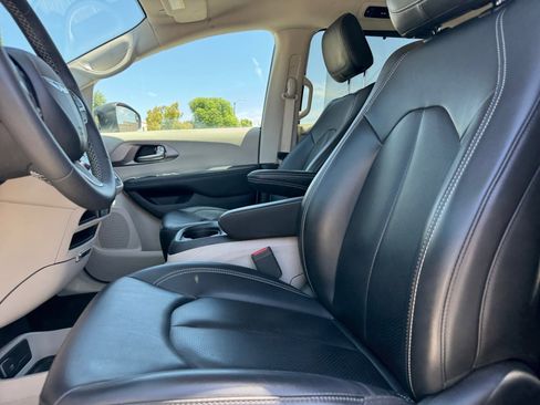 Used 2023 Chrysler Pacifica Touring-L FWD image 16