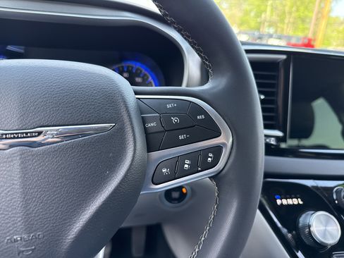 Used 2023 Chrysler Pacifica Touring-L FWD image 19