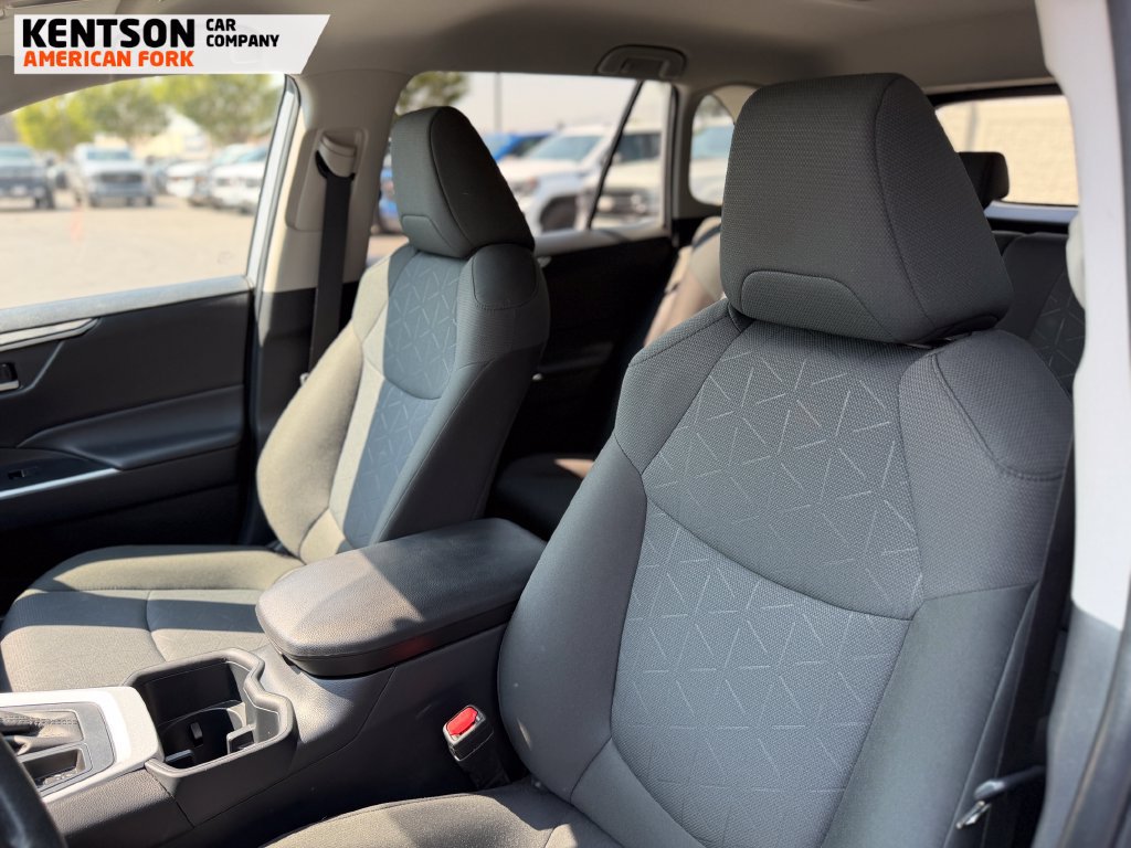 Used 2025 Toyota RAV4 XLE AWD/4WD image 25