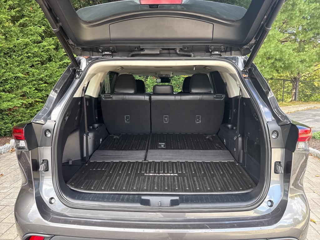 Used 2023 Toyota Highlander XLE FWD image 13