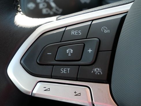 Certified 2025 Volkswagen Jetta SE w/ Sunroof Package image 25