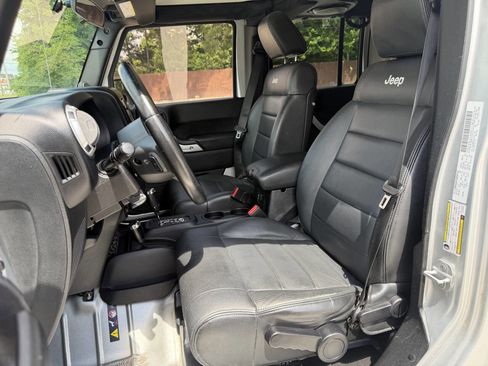 Used 2012 Jeep Wrangler Unlimited Sahara w/ Connectivity Group AWD/4WD image 4