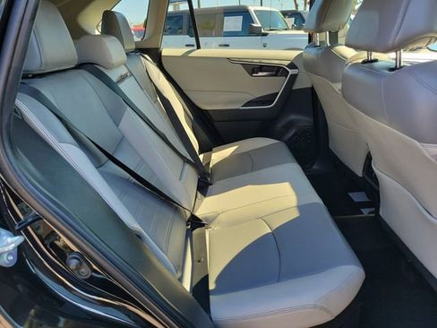 Used 2022 Toyota RAV4 XLE Premium image 19