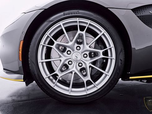 Used 2021 Aston Martin V8 Vantage Coupe RWD image 3