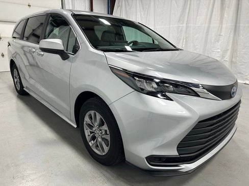 Used 2025 Toyota Sienna LE image 1