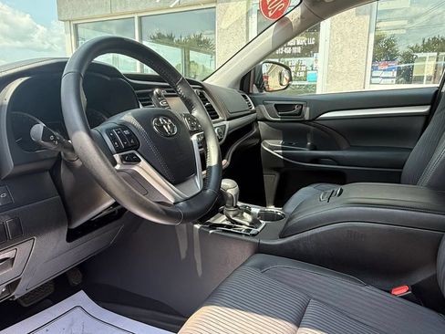 Used 2017 Toyota Highlander Plus AWD/4WD image 10