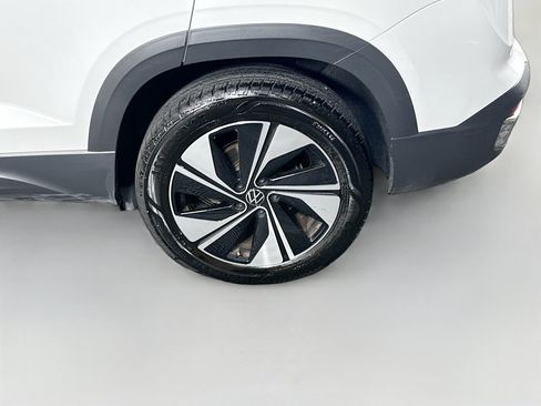 Used 2025 Volkswagen Taos SE AWD/4WD image 11