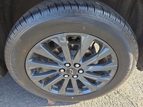 Used 2023 Chevrolet Traverse RS image 11