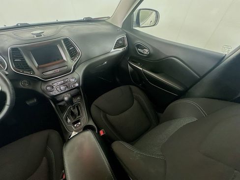 Used 2019 Jeep Cherokee Latitude w/ Cold Weather Group image 11