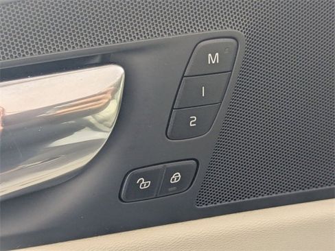 Used 2021 Volvo XC60 T5 Momentum w/ Protection Package Premier image 11