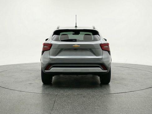 Used 2025 Chevrolet Trax LT FWD image 7