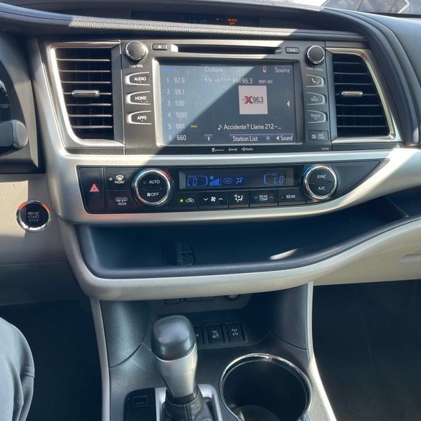 Used 2019 Toyota Highlander XLE AWD/4WD image 31