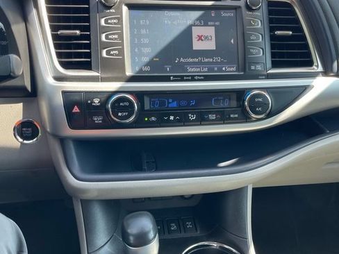 Used 2019 Toyota Highlander XLE AWD/4WD image 31
