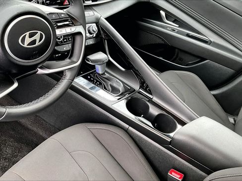 Used 2025 Hyundai Elantra SEL FWD image 17