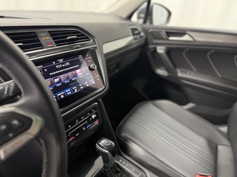 Used 2022 Volkswagen Tiguan SE w/ Panoramic Sunroof Package image 24