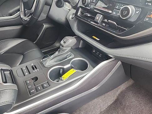 Used 2023 Toyota Highlander L image 19