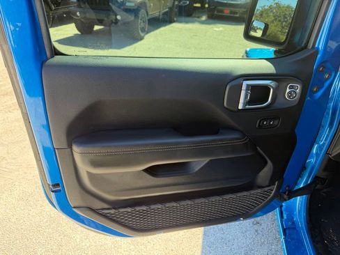 Used 2025 Jeep Wrangler Sahara image 12